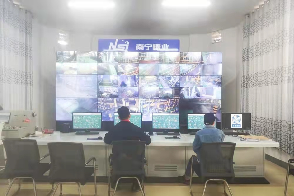 員工在智能化壓榨車間DCS操作室認真操作.png