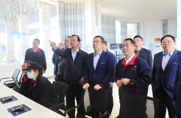 2莫菲城向紀志順一行介紹明陽糖廠壓榨車間DCS中控系統.png