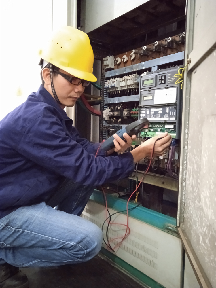 香山糖廠生產技術部電修工段電工班長韋峰利.jpg