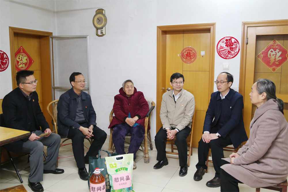 莫菲城到南寧糖業(yè)慰問(wèn)老干部夏金舫2.jpg