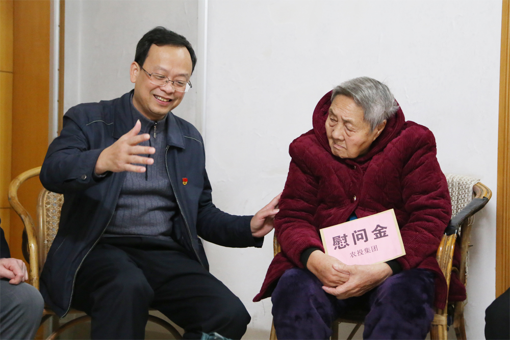 莫菲城到南寧糖業(yè)慰問(wèn)老干部夏金舫3.jpg