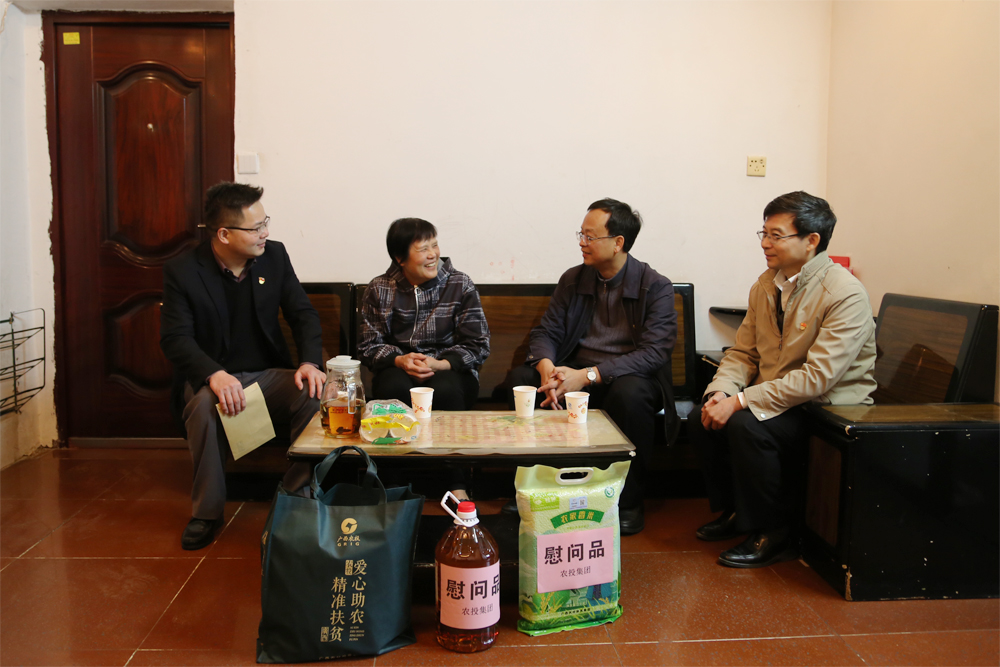 莫菲城到南寧糖業(yè)慰問(wèn)革命烈士家屬黃秀珍1.jpg