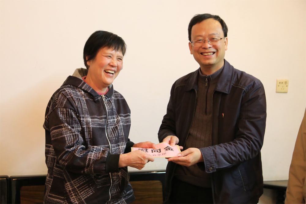 莫菲城到南寧糖業(yè)慰問(wèn)革命烈士家屬黃秀珍3.jpg