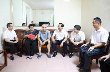 莫菲城“七一”前夕走訪慰問困難黨員