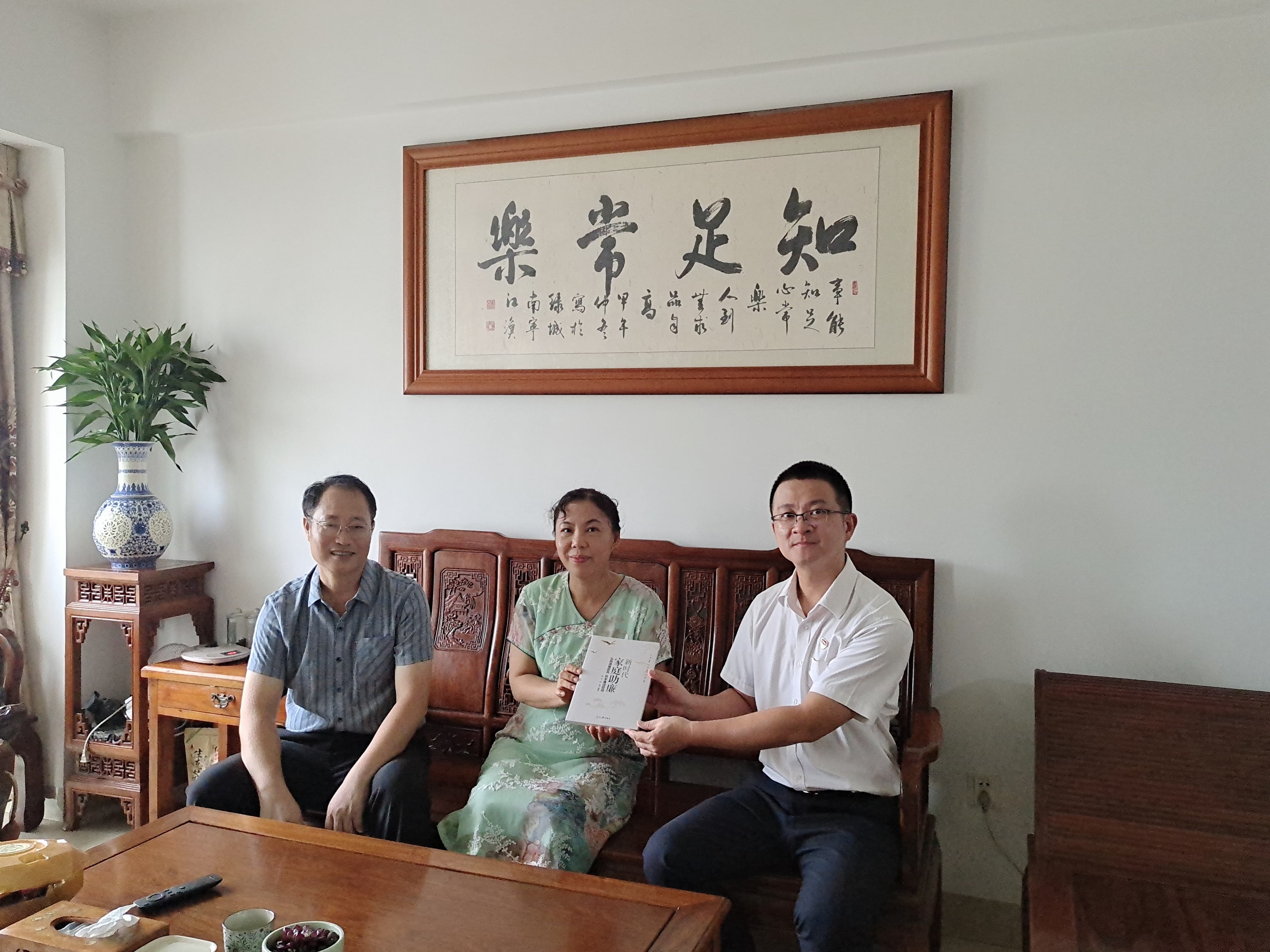 廣農糖業黨委副書記、工會主席莫政融到黨群工作部主任黃章律家中進行廉政家訪.jpg