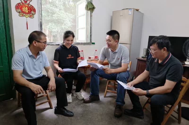 廣農糖業副總經理、首席合規官陳思益到安全環保部經理曾文元家中進行廉政家訪.jpg